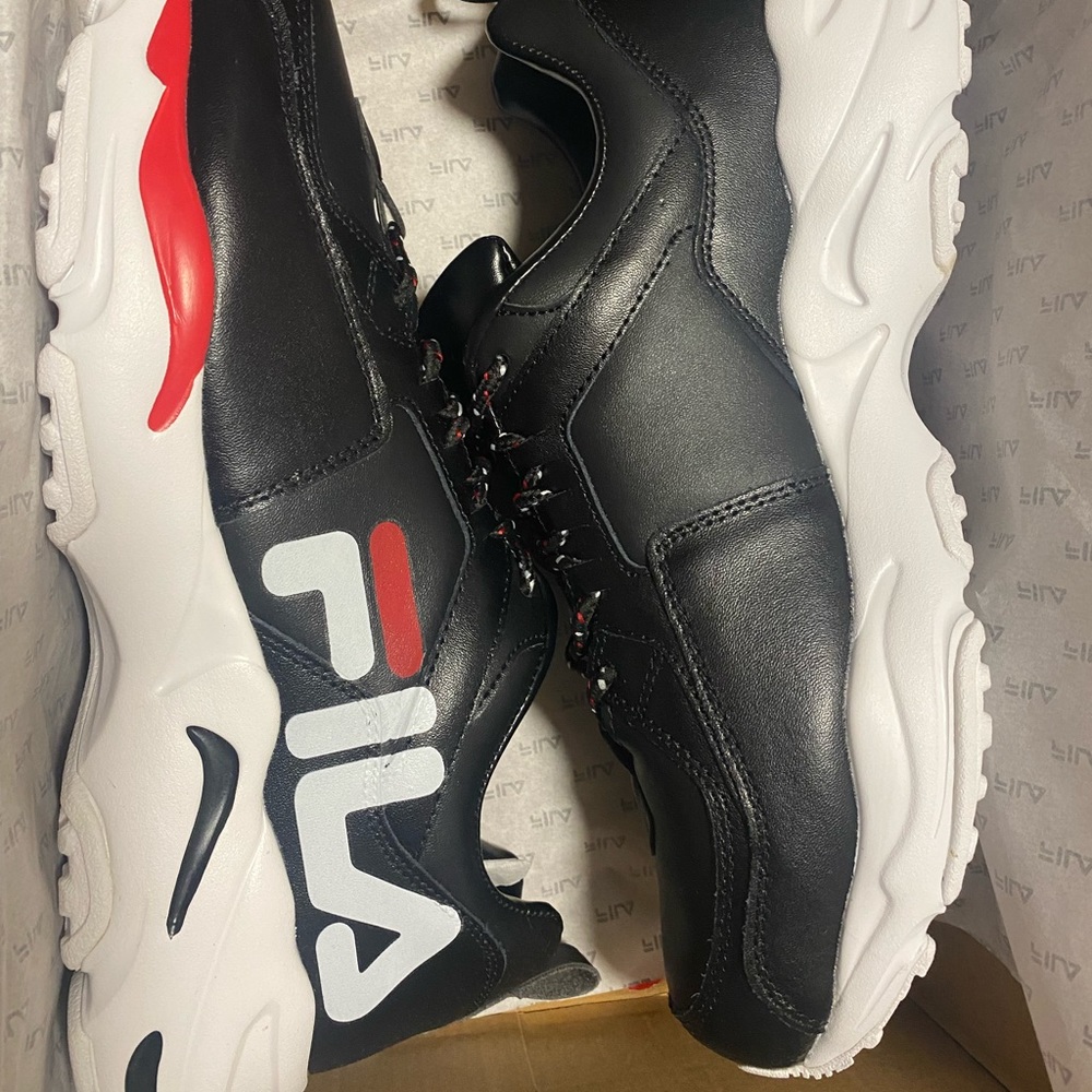MENS FILA Headline sneaker. Tried on but never worn size 11 (US)